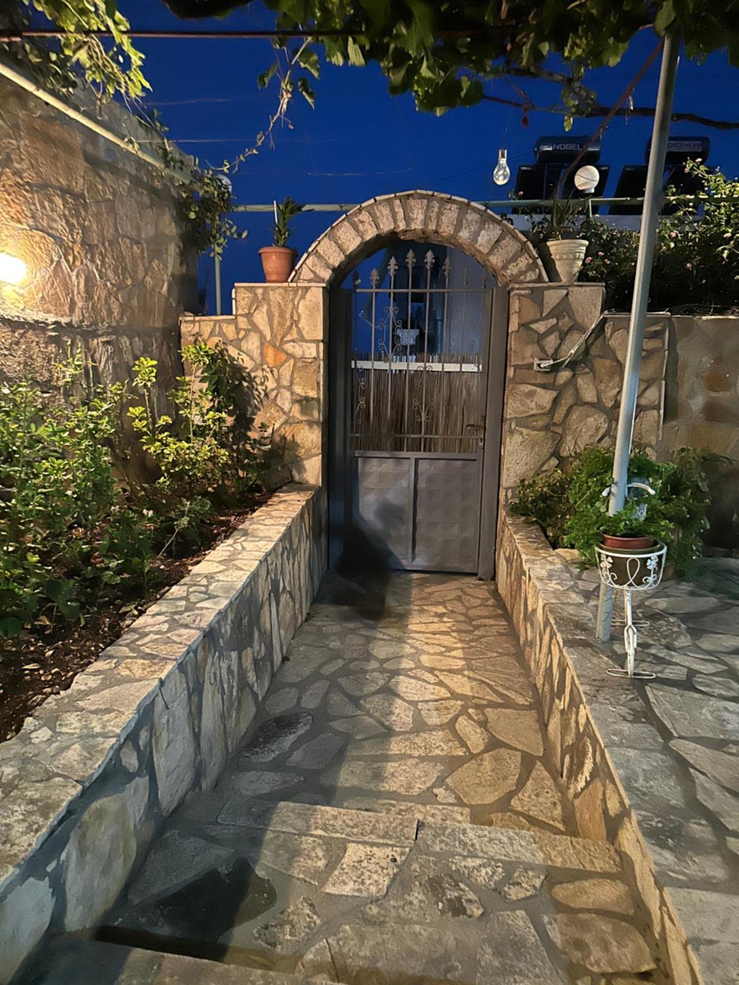 Vila Rapo Himare Buitenkant foto